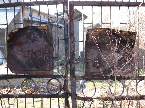 Zblienie na typowe oznakowanie (blaszane prostokty) bramy wlotu na teren zakadu bocznicy kolejowej (d. Powiatowy Zwizek Gminnych Spdzielni, ob. Domet). Stan 03.02.2008 r., fot. Mieczysaw J. Bonisawski

