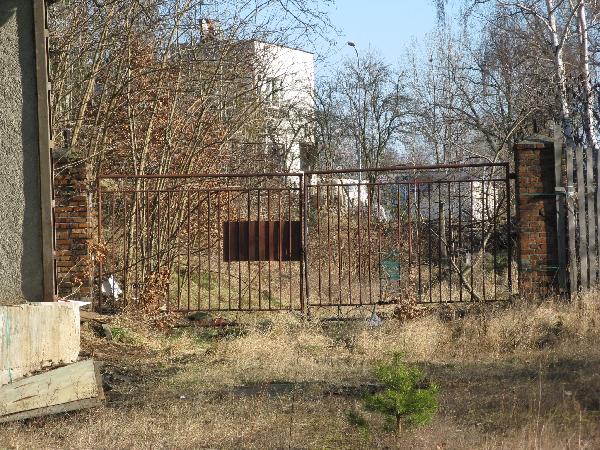 Okolice Schutzenplatz, tor szlakowy za przejazdem przez szos jdrzychowsk. Brama wprowadzajca po likwidacji szlaku tory do  skadu drewna (tu koczy si miejski cig bocznicowy po 1950 r.). Widok z szosy. Stan 03.02.2008 r., fot. M. Bonisawski