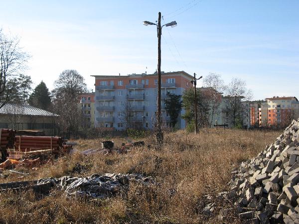 Za przejazdem przez szos jdrzychowsk. Po likwidacji kolei miejski cig bocznic koczy si na skadowisku drewna: 2 lepe tory (pod widocznymi lampami) i po lewo urywajcy si na kocu uku tor szlakowy.  Stan 03.02.2008 r., fot. M. Bonisawski