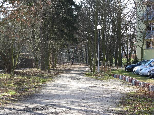 Za placem tor szlakowy bieg nasypem pomidzy oczami wodnymi ze skalniakmi i sztucznymi kaskadami, wchodzcymi w skad ogrodu botanicznego. Pozosta malowniczy nasyp... Stan 03.02.2008 r., fot. M. Bonisawski