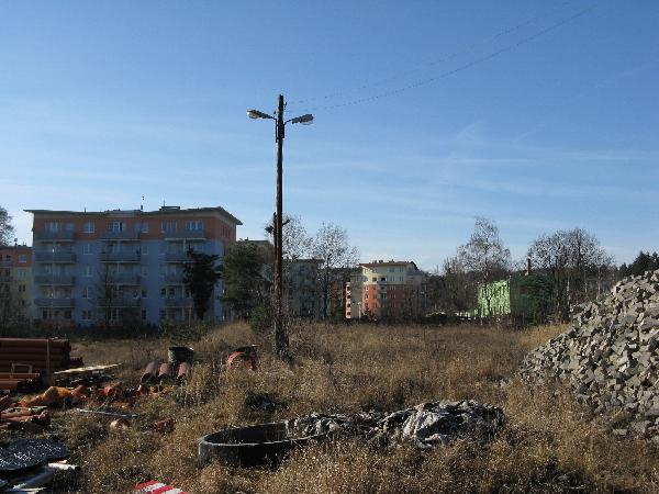 Plac przy ul. E. Platter. Po likwidacji kolei miejski cig bocznic koczy si na skadowisku drewna. Byy tu 2 lepe tory, pomidzy ktrymi stay sgi drewna i owietlajce plac, wzdu torw, lampy (na zdjciu). Stan 03.02.2008 r., fot. M. Bonisawski