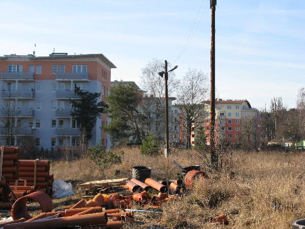 Plac przy ul. E. Platter. Po likwidacji kolei miejski cig bocznic koczy si na skadowisku drewna. Byy tu 2 lepe tory, pomidzy ktrymi stay sgi drewna i owietlajce plac, wzdu torw, lampy (na zdjciu). Stan 03.02.2008 r., fot. M. Bonisawski
