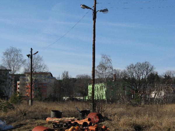 Plac przy ul. E. Platter. Po likwidacji kolei miejski cig bocznic koczy si na skadowisku drewna. Byy tu 2 lepe tory, pomidzy ktrymi stay sgi drewna i owietlajce plac, wzdu torw, lampy (na zdjciu). Stan 03.02.2008 r., fot. M. Bonisawski
