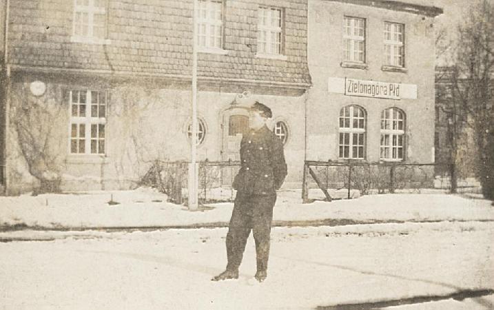 Zdjcie z 1946 r. Widoczna tablica charakterystyczna dla stacji osobowych, jeszcze ze star pisowni Zielonagra Poudniowa. Fotografia ze zbiorw Tomasza Piwonia. Prosimy nie kopiowa.