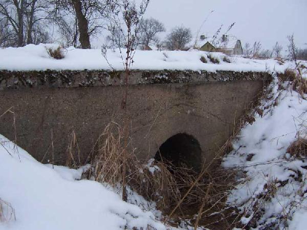 Zblienie przepustu, jak wida, zachowa si bardzo dobrze.
Stan 15 II 2009, fot. LAX.W.Stopka, ze strony www.kolej.one.pl
