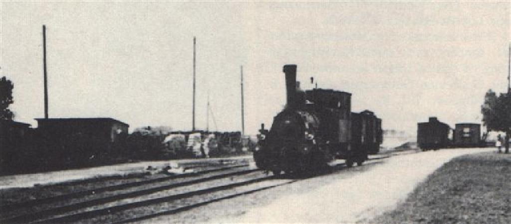 Parowz T-3 na stacji w Siecieborzycach w 1912 roku. Z prawej charaktertystyczny wagon, w ktrym bya kasa. Fot. z czasopisma Modellbahnzeitschrift