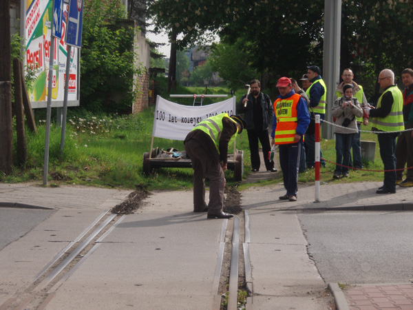 Oczyszczanie torw z ziemi i trawy [ujcie trzecie].
(Zielona Gra ul.Batorego, przy rondzie) 