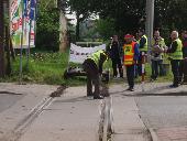 Oczyszczanie torw z ziemi i trawy [ujcie trzecie].
(Zielona Gra ul.Batorego, przy rondzie) 