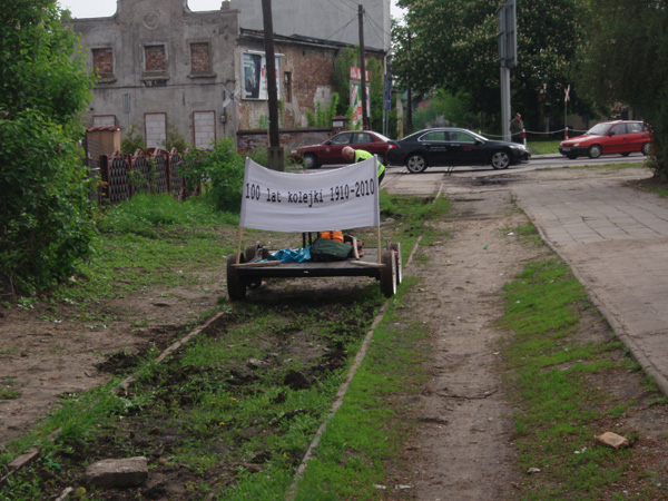 Drezyna, w oddali przejazd kolejowy na ul.Batorego
(Zielona Gra ul.Piesza) 