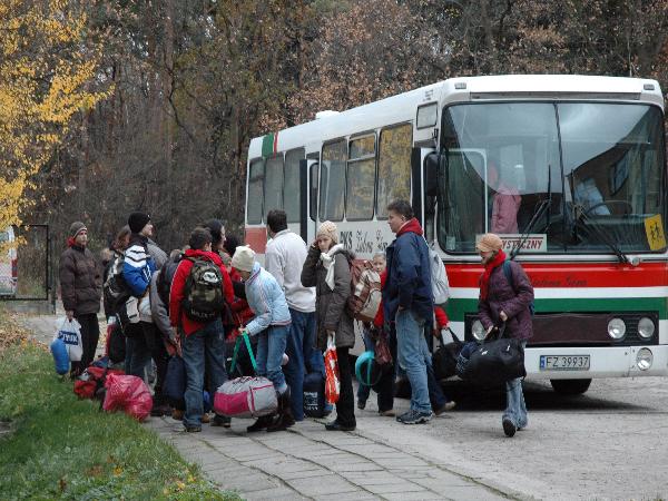 Sobota, 10 XI 2007 r., godz. 10:00. Grupy z Chotkowa, Drzonkowa i Zawady wysiadaj z autokaru przed szko nr 18, baz dzienn Zlotu. Przy drzwiach autobusu pilot, Jarek Matan. Fot. Ola Michalska
