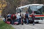 Sobota, 10 XI 2007 r., godz. 10:00. Grupy z Chotkowa, Drzonkowa i Zawady wysiadaj z autokaru przed szko nr 18, baz dzienn Zlotu. Przy drzwiach autobusu pilot, Jarek Matan. Fot. Ola Michalska
