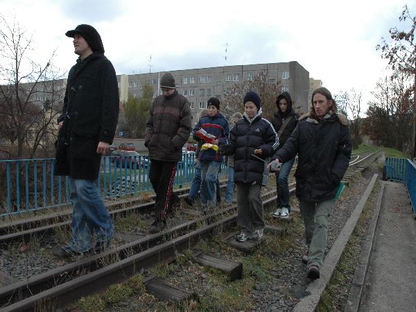 10 XI 2007. Grupa z Zawady w trakcie bada pozostaoci linii szprotawskiej w terenie: tu na wiadukcie kolejowym nad Alej Wojska Polskiego. Fot. Ola Michalska