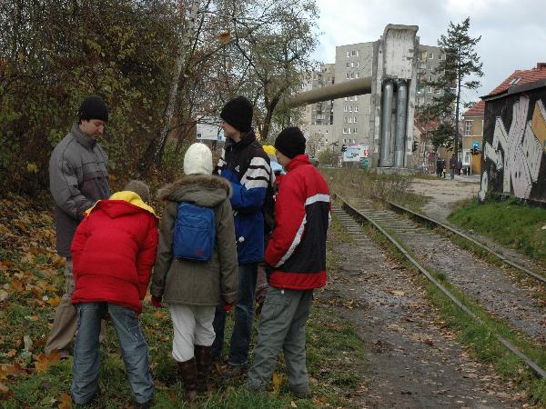 10 XI 2007. Grupa z Drzonkowa w trakcie bada pozostaoci linii szprotawskiej w terenie: tu w miejscu rozebranych torowisk na stacji Grne Miasto (Oberstadt). Fot. Ola Michalska
