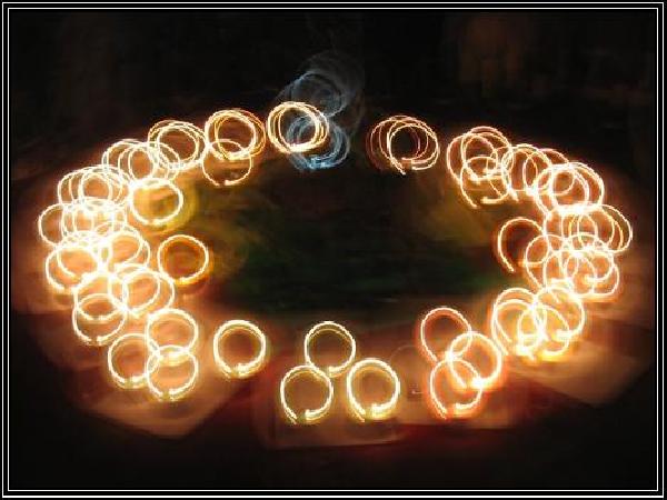 A tak te mona sfotografowac nasze ognisko. Nazwabym to "zaczarowanym krgiem", wok ktrego bawilimy si przy piosenkach i skeczach prawie do pnocy. Fot. Andrzej Nowacki
