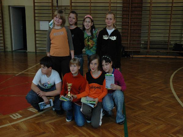 11 XI 2007. Zakoczenie Zlotu w Gimanzjum nr 1. Grupa z Chotkowa i jej zdobycze. Fot. Ola Michalska
