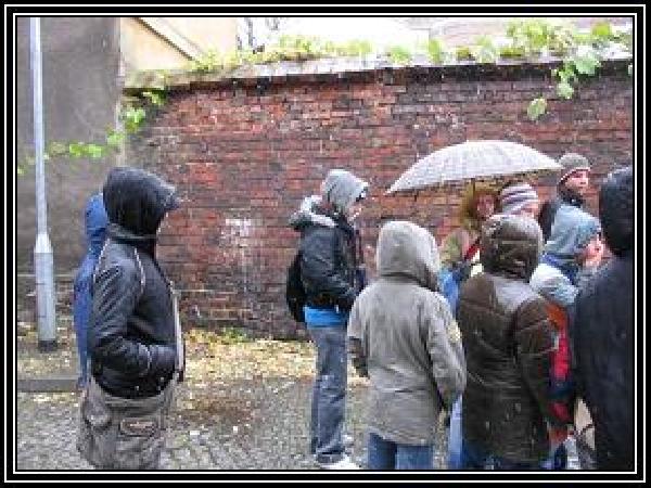 11 XI 2007. I to ju naprawd koniec Zlotu. Jeszcze tylko spacer wzdu dawnych murw obronnych miasta Zielona Gra. Koczy si ju chyba jesie, bo Winny Grd egna nas nieyc. Dziki temu my si egnamy bitw na nieki... Fot. Andrzej Nowacki
