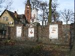 Kriegerdenkmal,  pomnik powicony mieszkacom  polegym w wojnie. W cetrum Ochli do 1945 r.  sta taki pomnik, powicony ofiarom I wojny z Ochli. Po 1945 przybyli tutaj  Polacy, przerobili go na obelisk religijny (stan z XI 2008). Fot. M. Bonisawski