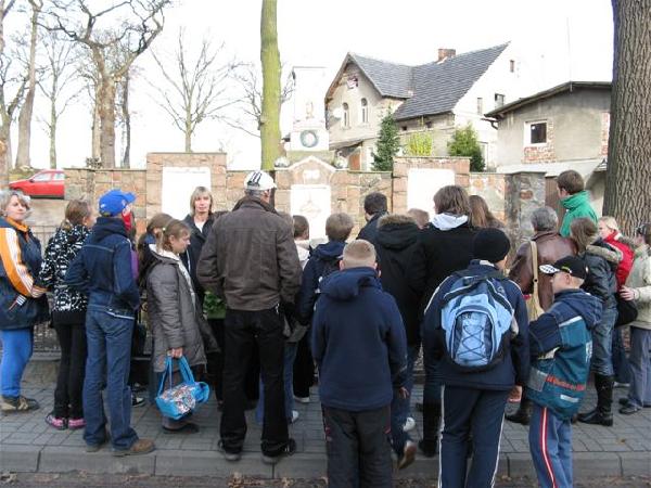 10 XI 2008, uczestnicy zlotu przed pomnikiem w centrum Ochli, dawnym Kriegerdenkmal Ocheldermsdorf. Fot. M. Bonisawski.