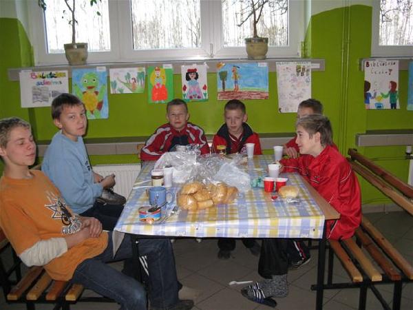 11 XI 2008. Drugi dzie Zlotu rozpocz si od niadania. niadanie mona byo zje na specjalnie przystowanym do tego holu. Fot. M. Bonisawski