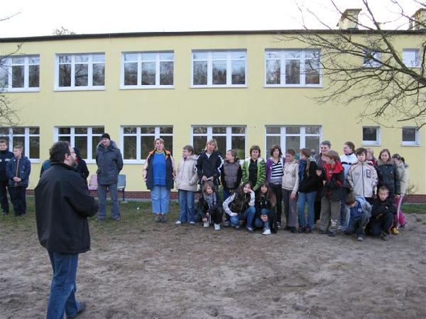 11 XI 2008. Po niadaniu apel przed szko. M. Bonisawski omawia zasady nastpnego zadania: podchodw. Ujcie apelu z prawej - fot. W. Meliski. 