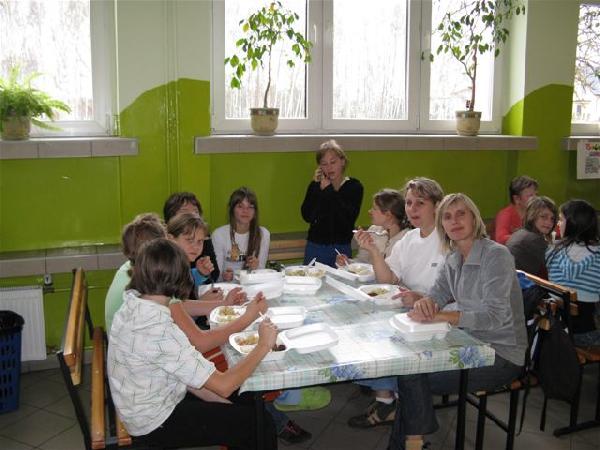 11 XI 2008. Wreszcie obiad. Tym razem wszyscy zasiedli w "stowce". Catering z baru "Turysta" chyba dziewczynom z Niwisk smakuje...  Fot. M. Bonisawski