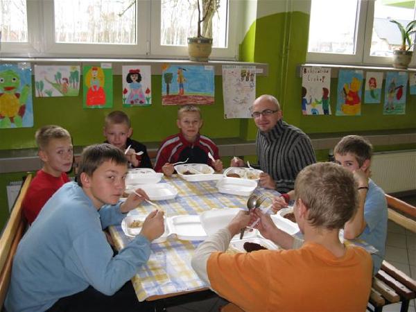 11 XI 2008. Wreszcie obiad. Tym razem wszyscy zasiedli w "stowce". Catering z baru "Turysta" chopakom z Ochli te raczej smakuje... Fot. M. Bonisawski
