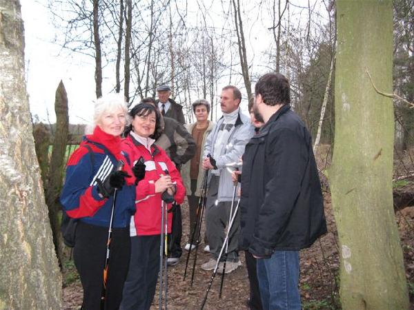 11 XI 2008. Wszyscy szczliwie dotarli na biwakowisko nad  rzeczk lska Ochla. Ci z kijkami do nordic walking rwnie, bez obaw, oni sobie dadz rad ! Fot. B. Boczar
