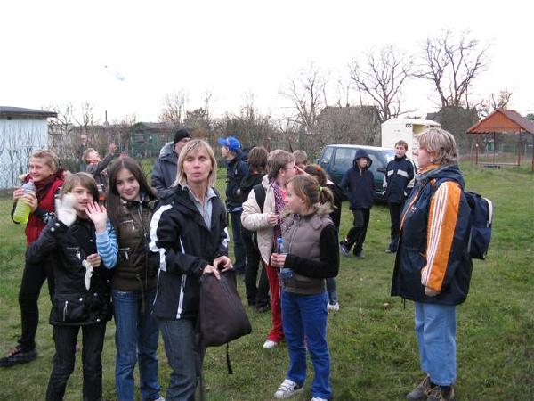 11 XI 2008. Wczesne popoudnie. Bagae zabra ju autokar (oj, bdzie czeka dopiero a w Jarogniewicach... !)A my czekamy przy dziakach "Sawanna" na wymarsz.... Fot. M. Bonisawski
