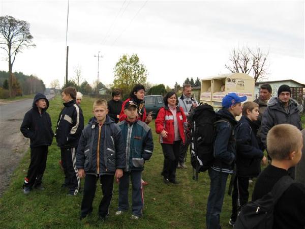 11 XI 2008. Czekamy przy dziakach na wymarsz nie sami.... To si nazywa chyba nordic walking, czy jako tak. Dziwnie si nazywa i dziwni to ludzie, ci starsi: z czego oni tak si ciesz ? Ponoc trzeba bdzie i ponad 4 km ! Fot. B Boczar