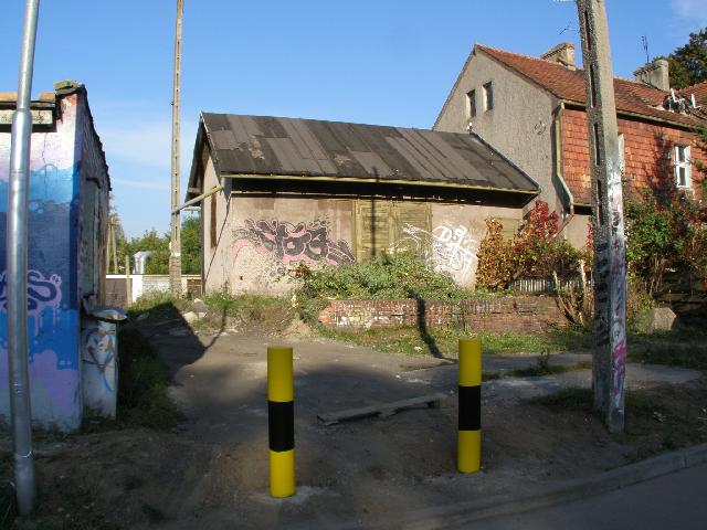 widok na budynek po akcji sprztanie. Po lewej stronie wida uszkodzon ramp.