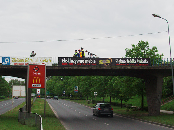 Drezyna i cz uczestnikw na wiadukcie kolejowym (Zielona Gra, aleja Wojska Polskiego