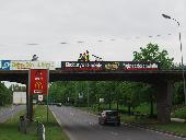 Drezyna i część uczestników na wiadukcie kolejowym (Zielona Góra, aleja Wojska Polskiego