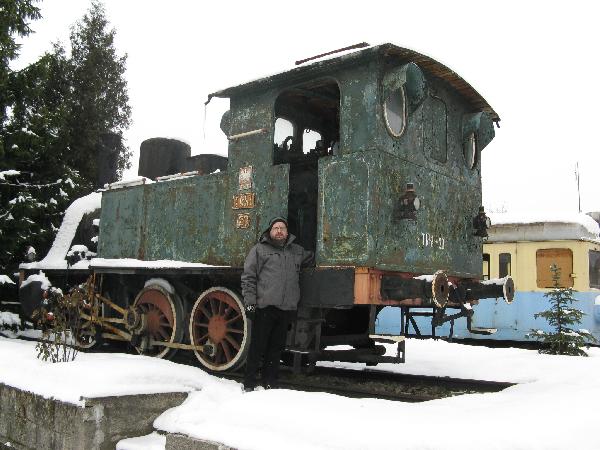 Sucha Beskidzka 31.12.2010 r. M. Bonisawski przed parowozem TKh1-20, dawnym T-3 z 1909 r. Dokadnie takie, cho o rok modsze, parowozy obsugiway kolej szprotawsk. Ten egzemplarz znajdzie si w zielonogrskim muzeum w 2011 r. Fot. W. Wodarczyk