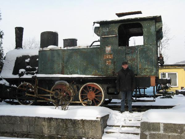 Sucha Besk. 31.12.10 W. Wodarczyk przed  parowozem TKh1-20, dawnego T-3 z 1909 r. Takie, cho rok modsze, parowozy obsugiway kolej szprotawsk. Ten egzemplarz bdzie w zielonogrskim muzeum w 2011 r. Fot. M. Bonisawski

