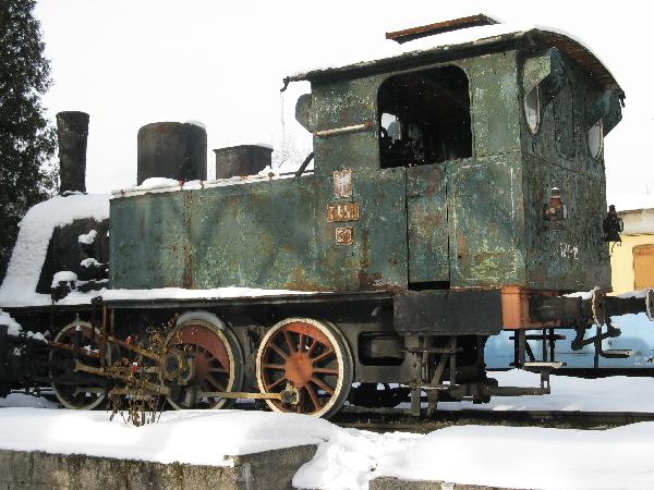 Sucha Besk. 31.12.10 Lewa burta parowozu TKh1-20, dawnego T-3 z 1909 r. Takie, cho rok modsze, parowozy obsugiway kolej szprotawsk. Ten egzemplarz bdzie w zielonogrskim muzeum w 2011 r. Fot. M. Bonisawski

