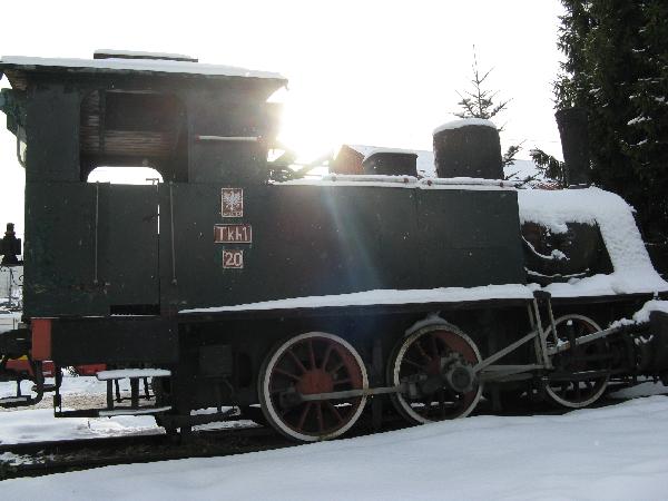 Sucha Besk. 31.12.10 Parowz TKh1-20, dawnego T-3 z 1909 r. w grudniowym socu. Takie, cho rok modsze, parowozy obsugiway kolej szprotawsk. Ten egzemplarz bdzie w zielonogrskim muzeum w 2011 r. Fot. M. Bonisawski
