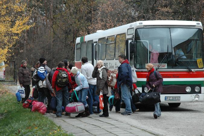 I Zlot w 2007 r. Jarek Matan jako Pilot zlotowego autokaru przeprowadza uczestnikw na baz do SP 18 w Z. Grze (drugi od prawej)