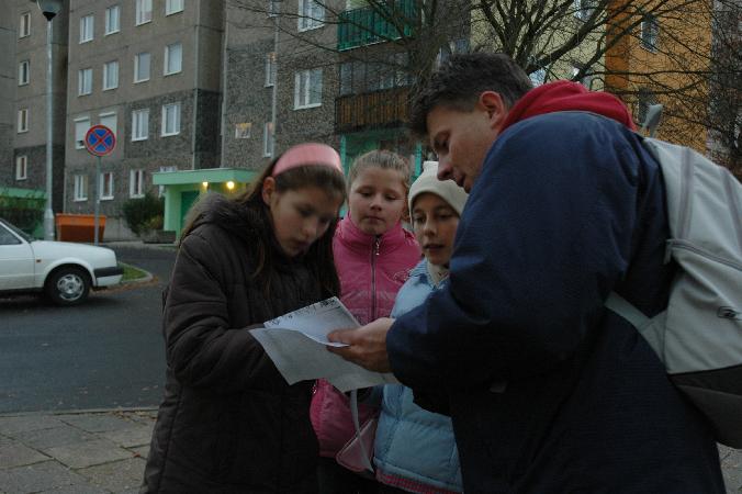 Zlot 2007 Jarek Matan pomaga odczyta map druynie biorcej udzia w  grze terenowej.