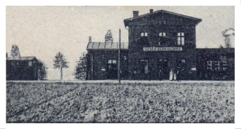 Dworzec kolei agaskiej w Stypuowie z lat 1889-90, obsugujcy czciowo rwnie kolej szprotawsk. Stan przedwojenny. Pocztwka ze zbiorw M. Bonisawskiego
 
