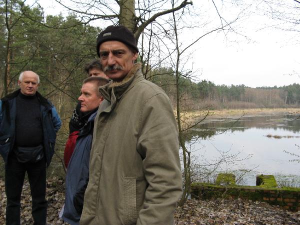 II MROK 12.04.2008. Grupa przy lenym jeziorze, w okolicy Skibic. Jarek z tyu, za Jurkiem Kwaniewiczem.
