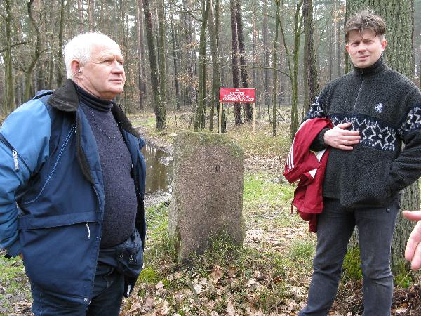 II MROK 12.04.2008. Zabytkowy drogowskaz przy uytku ekologicznym "Torfowisko Przylaski". Jarek  (z prawej) wraz z Wodkiem Wodarczykiem.
