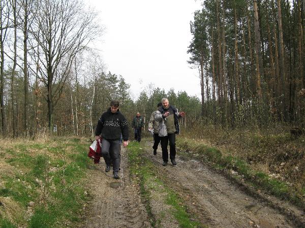 II MROK 12.04.2008. W drodze do Skibic. Jarek z lewej.