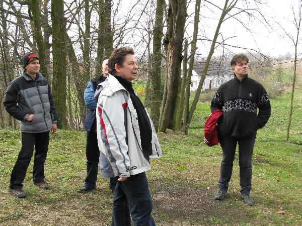 II MROK 12.04.2008. Tu przed wyjciem z lasu do Skibic. Jarek z prawej wraz z Rysiem Klauz.
