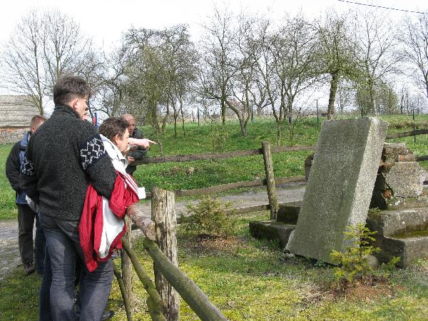 II MROK 12.04.2008. Skibice. Tablica po zniszczonym pomniku bohaterw I wojny. Jarek pierwszy w rzdzie.