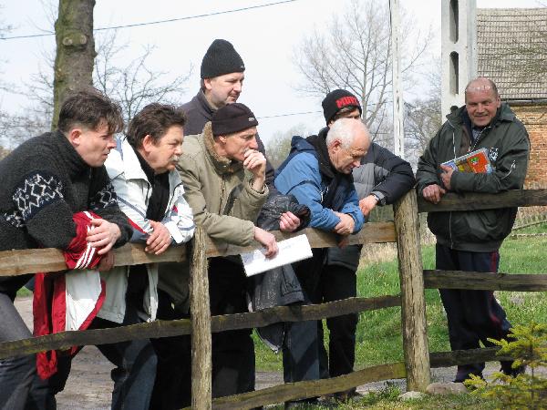 II MROK 12.04.2008. Skibice. Grupa podziwia tablic po zniszczonym pomniku bohaterw I wojny. Jarek pierwszy z lewej.