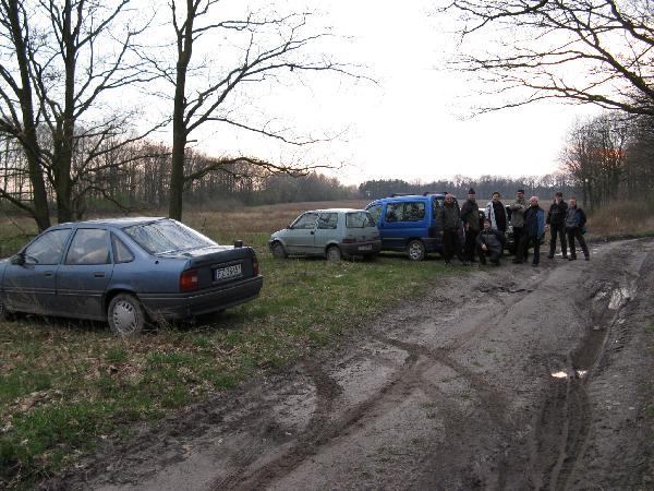 II MROK 12.04.2008. Przylaski. Grupa powrcia do samochodw z caodziennego spaceru do Skibic i Kotowic. Jarek drugi z prawej