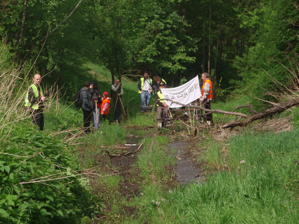 W rodku wwozu. Przymusowy stop drezyn. Dalej nie dao si z nimi przej przez takie bagno (Zielona Gra, przy wiadukcie, uycka 17) 09.05.10